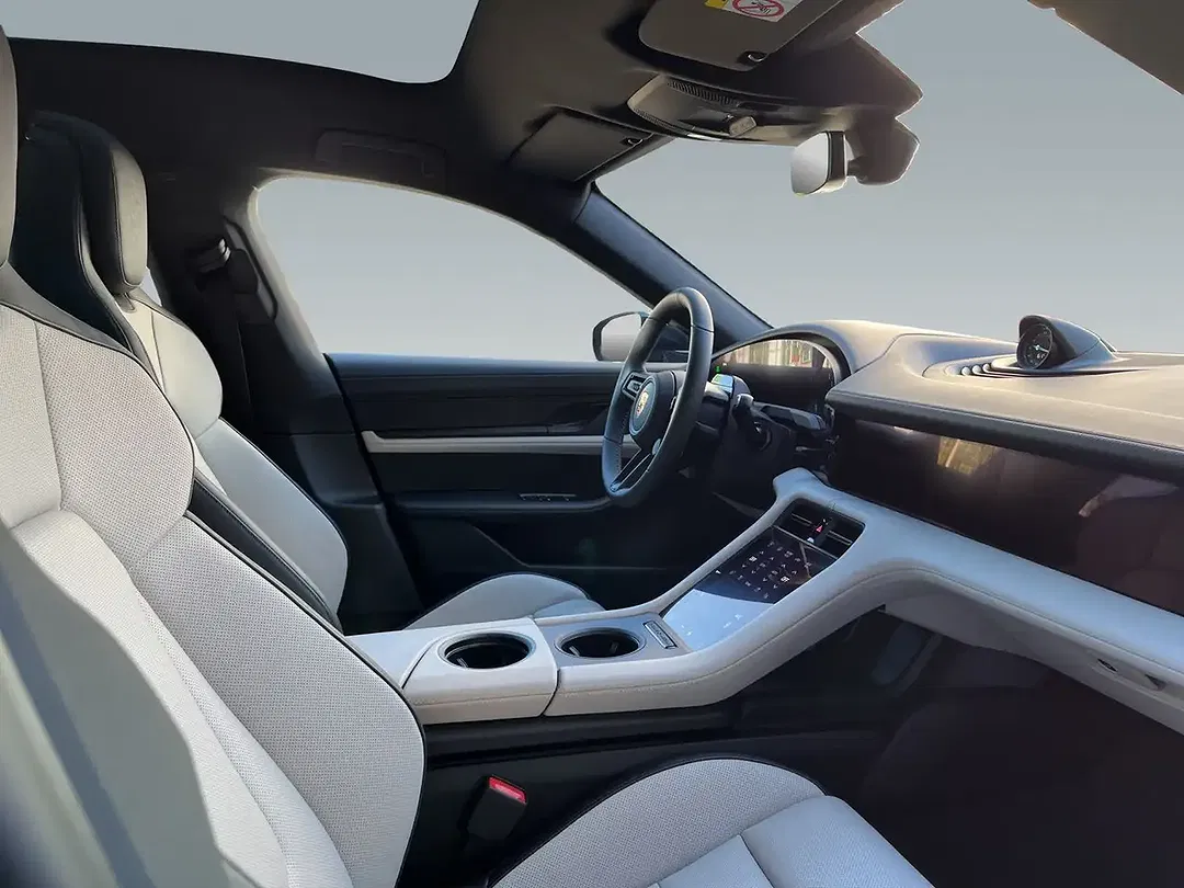 Porsche Taycan - Thumbnail 15