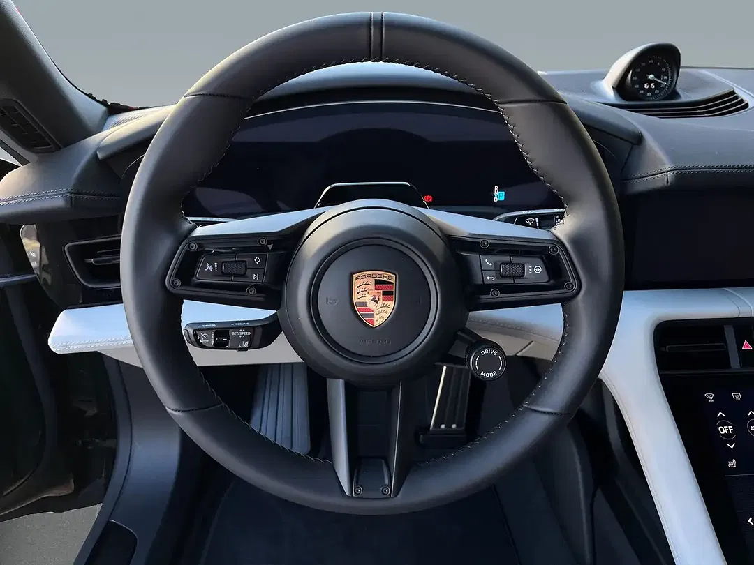 Porsche Taycan - Thumbnail 9