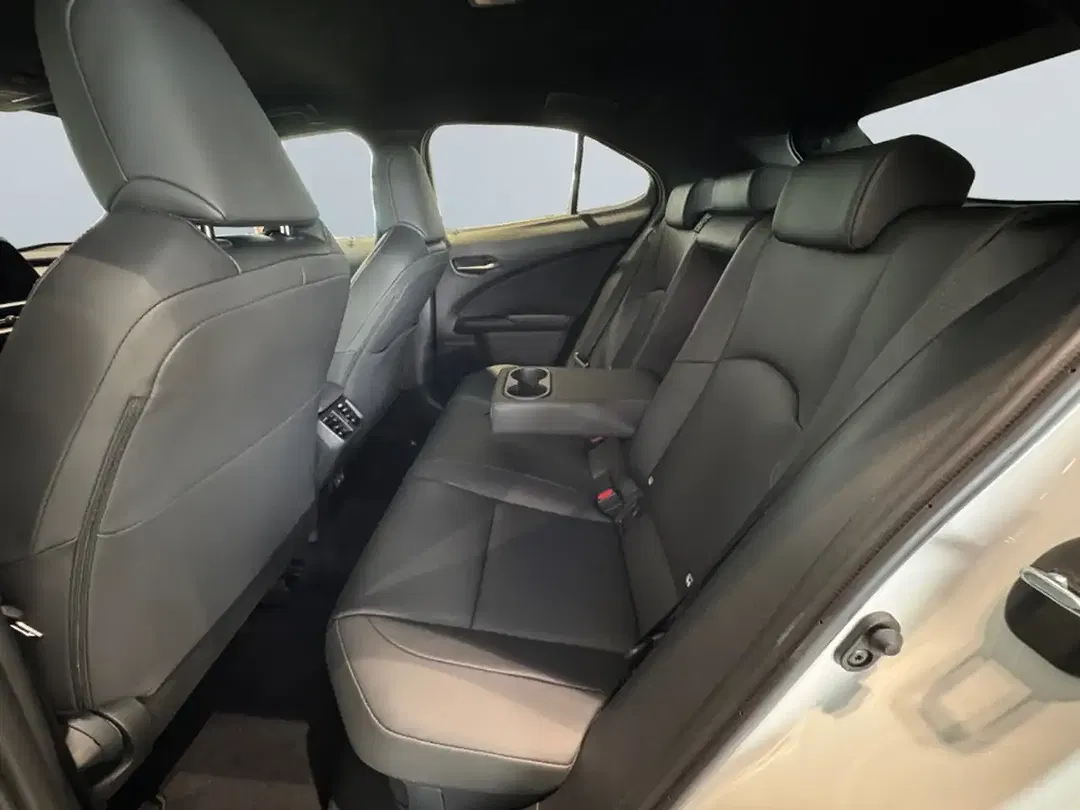 Lexus UX 300h - Thumbnail 13