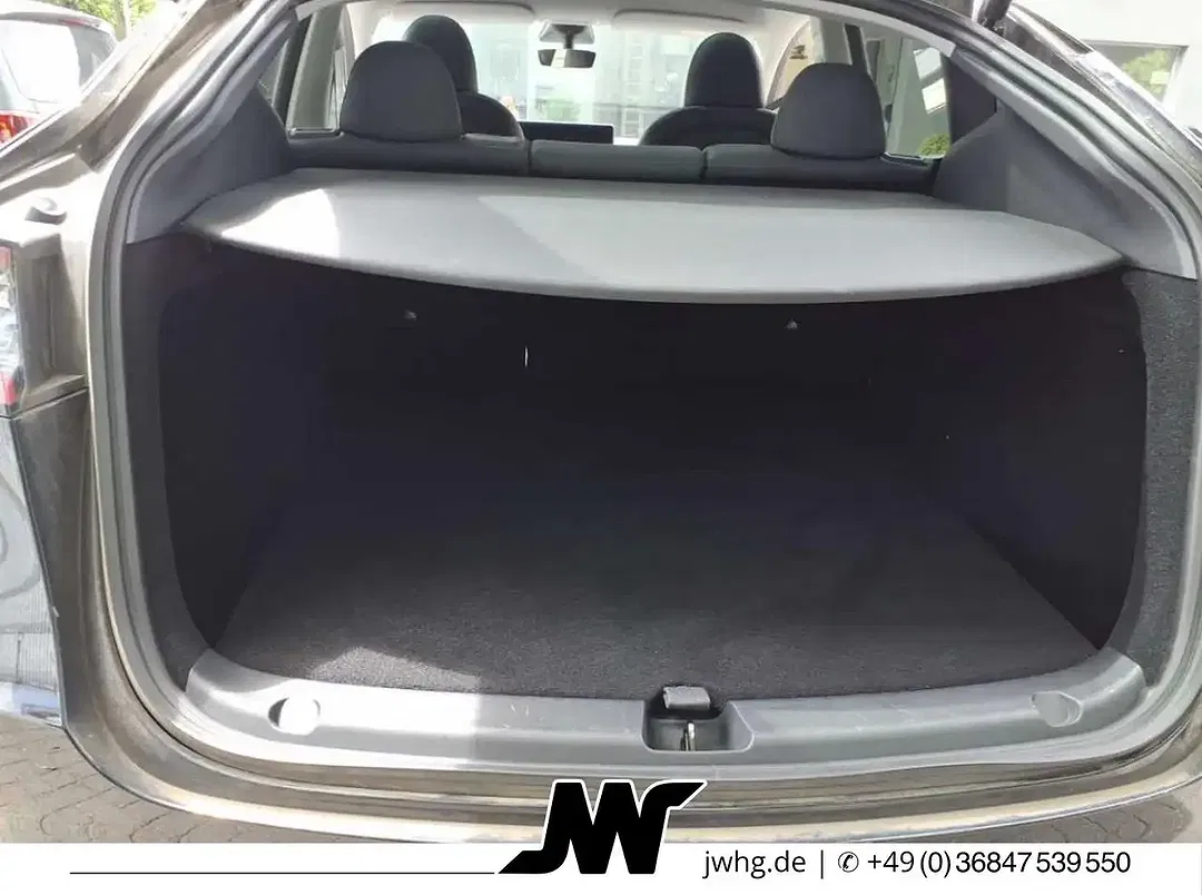 Tesla Model Y - Thumbnail 10