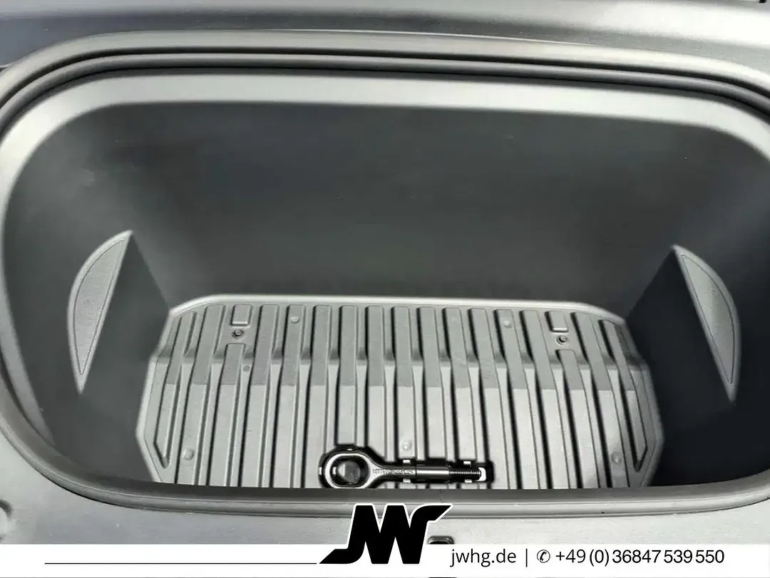 Tesla Model Y - Thumbnail 11