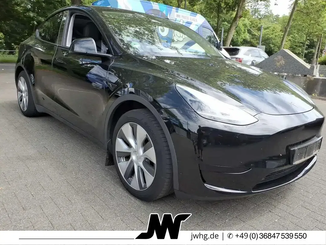 Tesla Model Y - Thumbnail 2