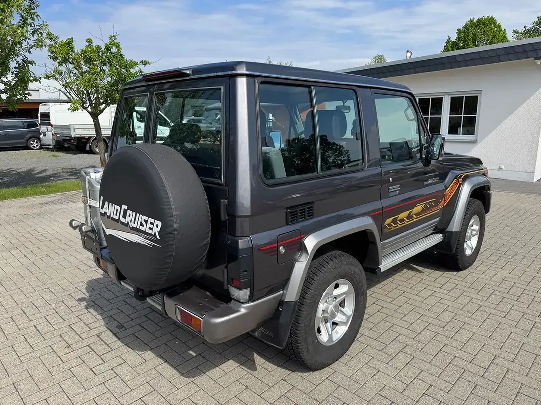 Toyota Land Cruiser - Thumbnail 2