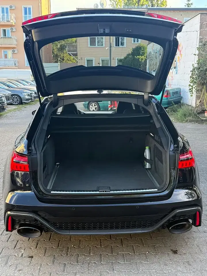Audi RS6 - Thumbnail 3