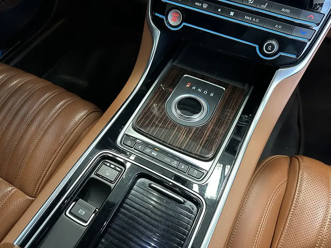 Jaguar XF - Thumbnail 12