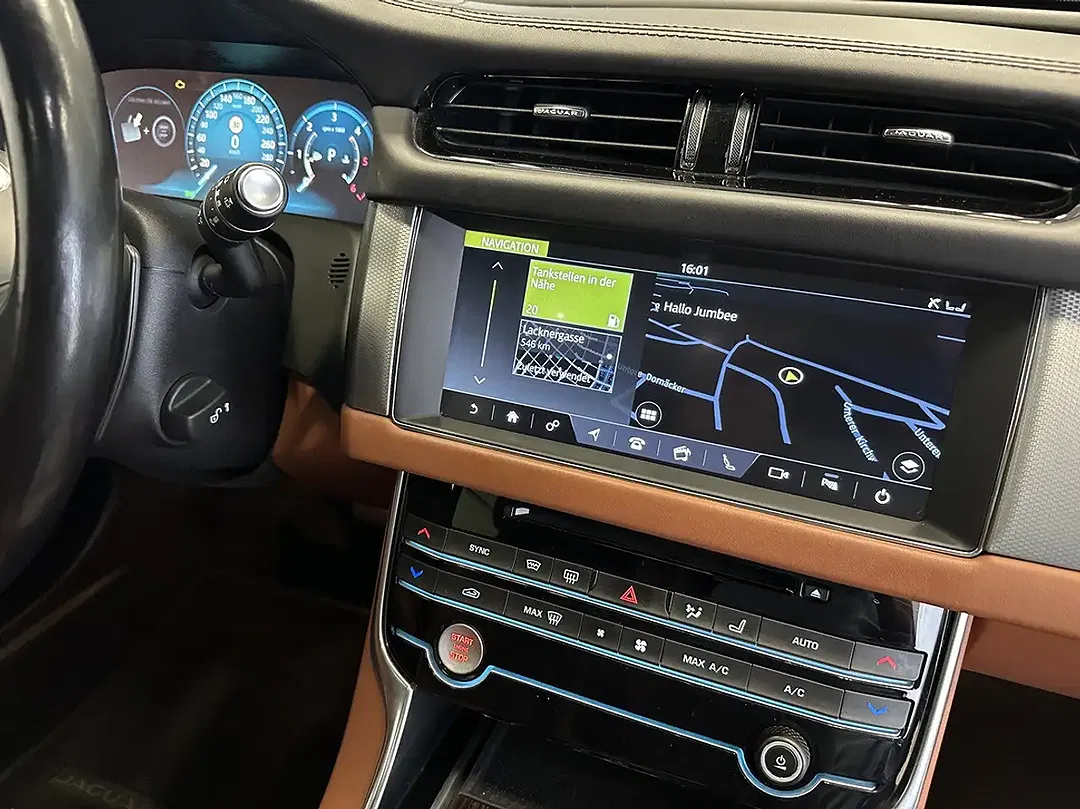 Jaguar XF - Thumbnail 13