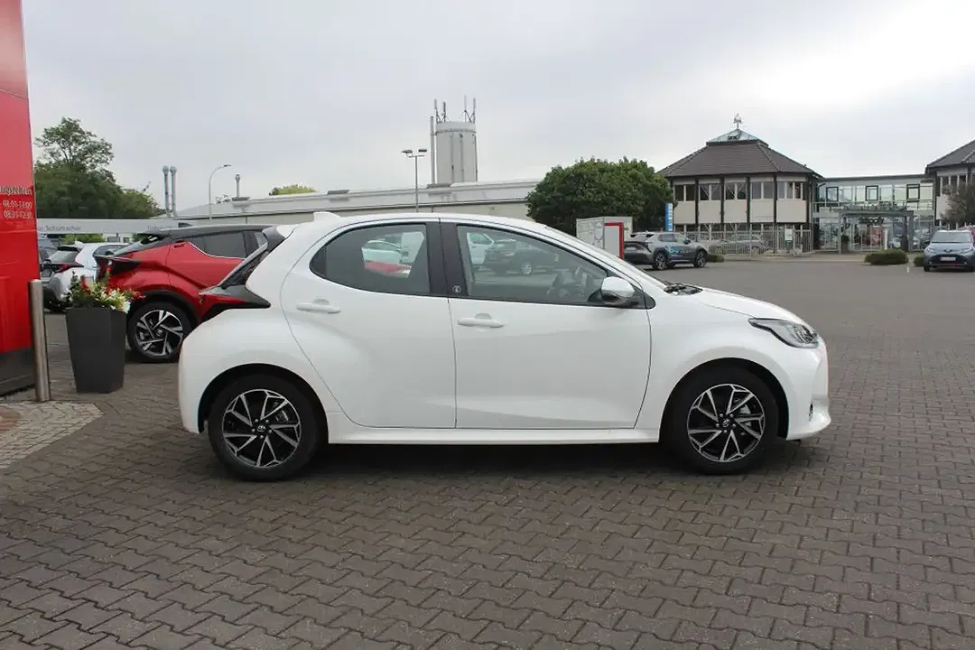 Toyota Yaris - Thumbnail 7