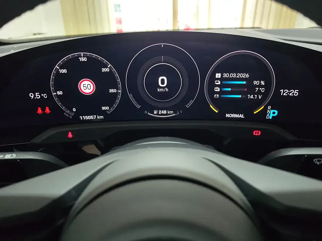 Porsche Taycan - Thumbnail 18