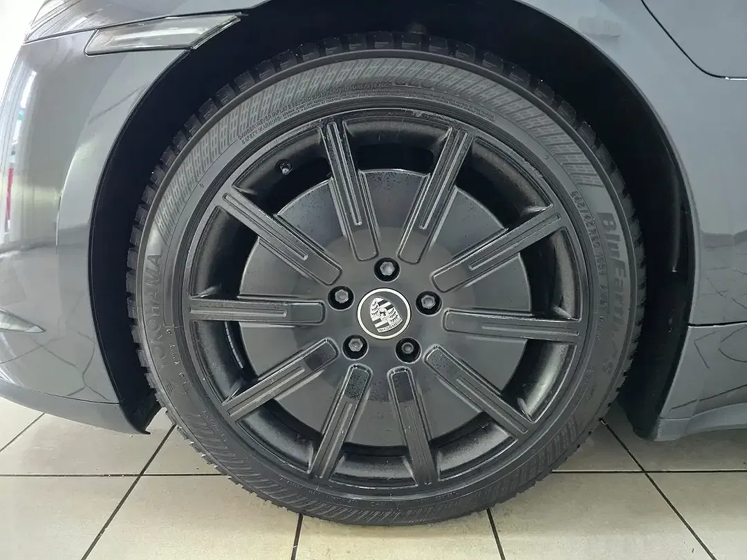 Porsche Taycan - Thumbnail 21