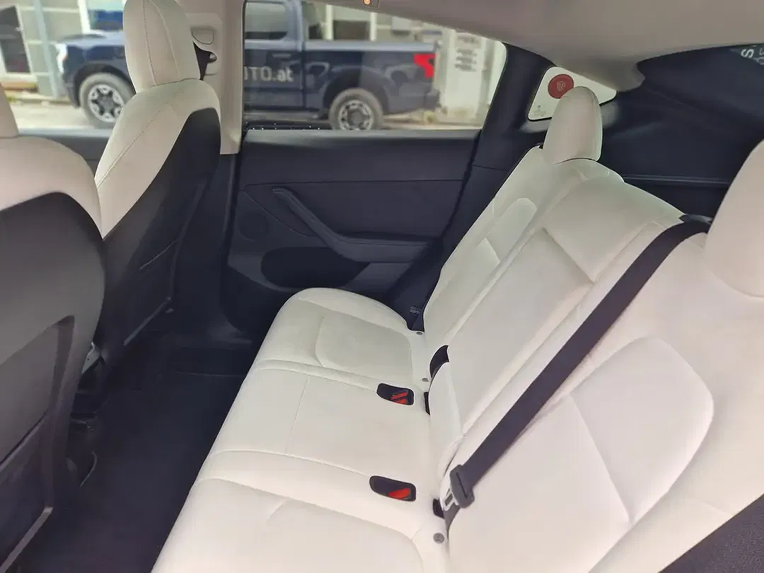 Tesla Model Y - Thumbnail 10