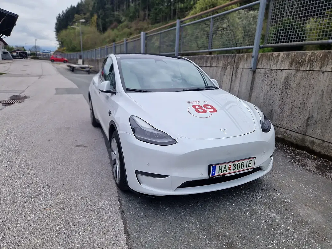 Tesla Model Y - Thumbnail 2