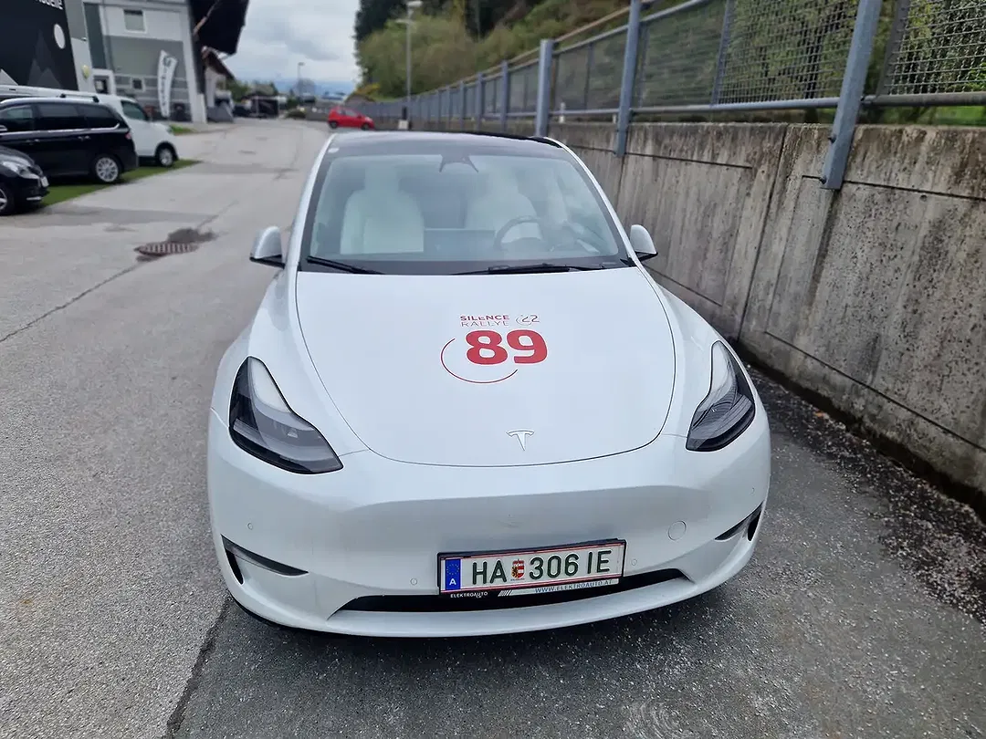 Tesla Model Y - Thumbnail 3