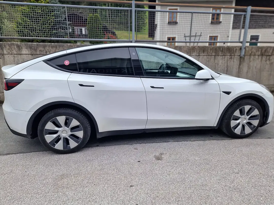 Tesla Model Y - Thumbnail 4