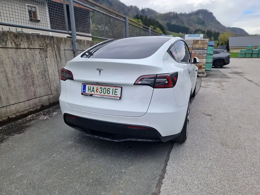 Tesla Model Y - Thumbnail 5