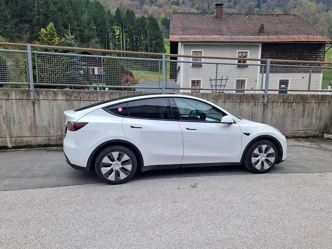 Tesla Model Y - Thumbnail 6