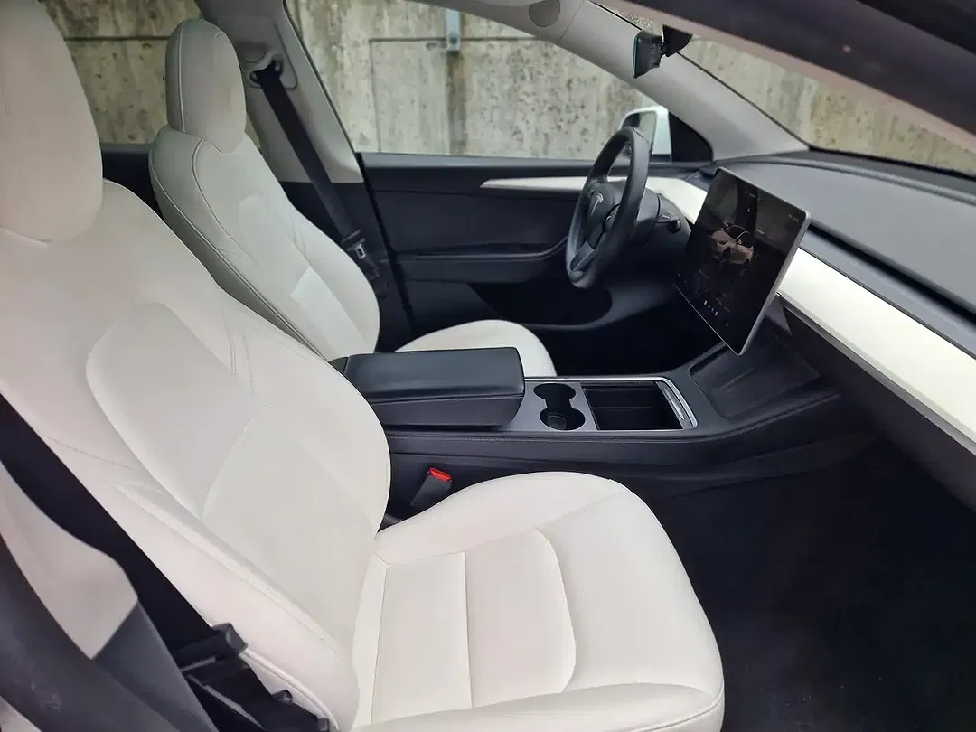 Tesla Model Y - Thumbnail 9