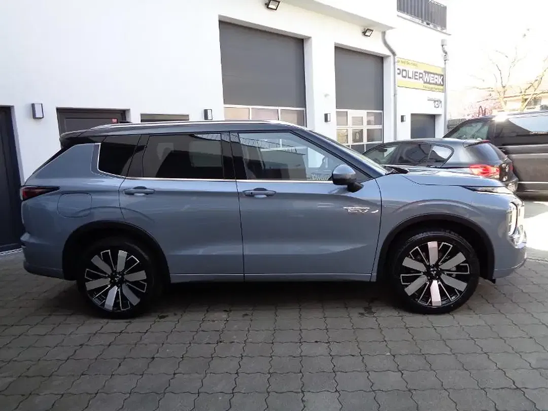 Mitsubishi Outlander - Thumbnail 3