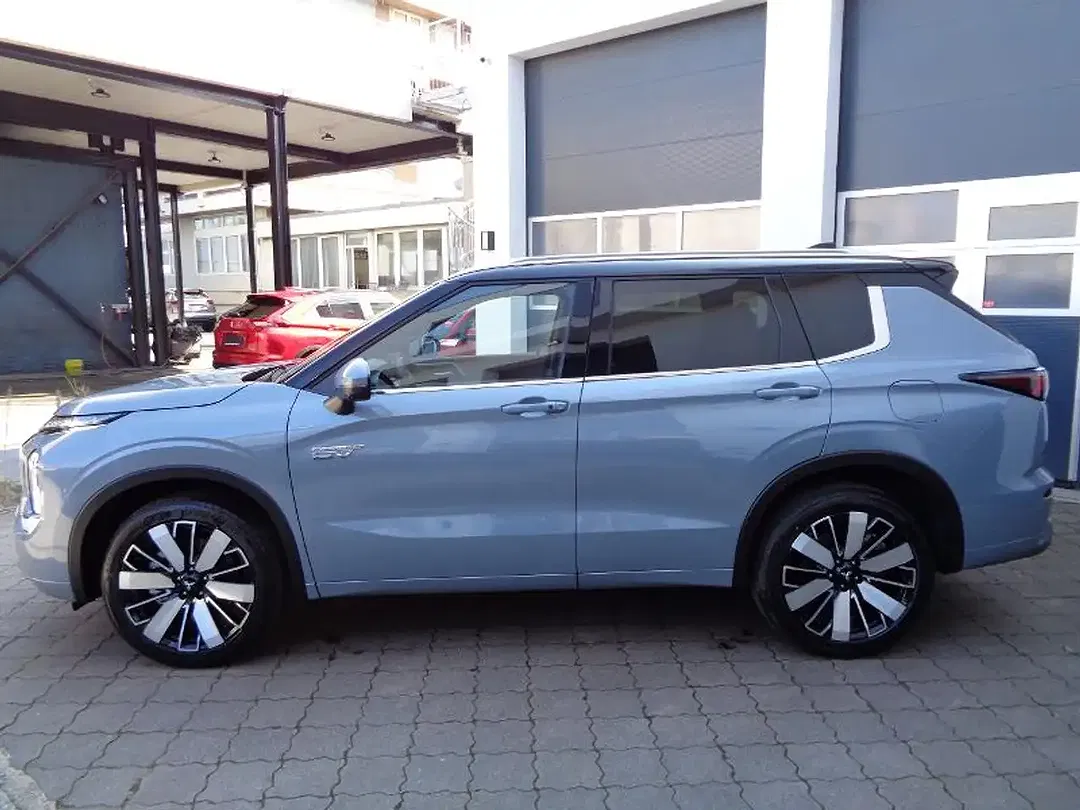Mitsubishi Outlander - Thumbnail 4