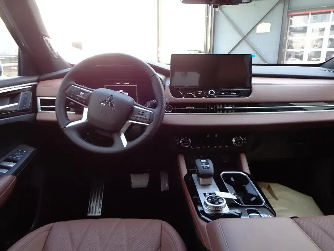 Mitsubishi Outlander - Thumbnail 8