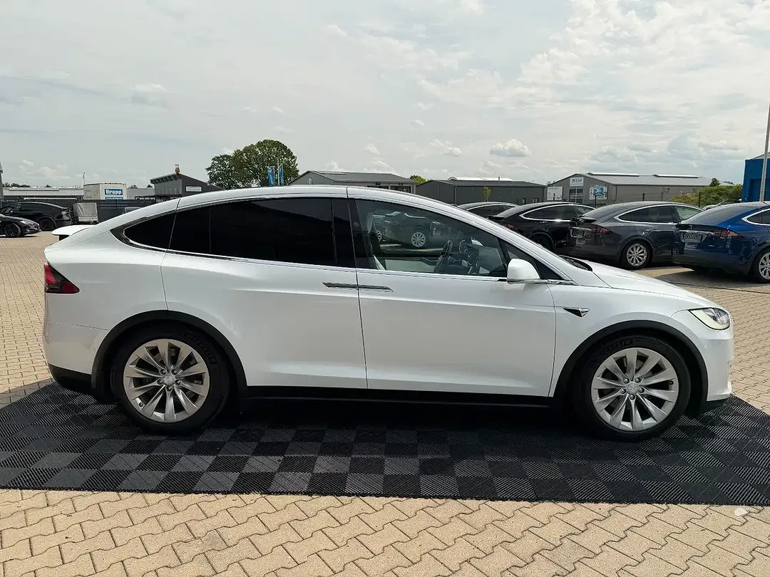Tesla Model X - Thumbnail 10