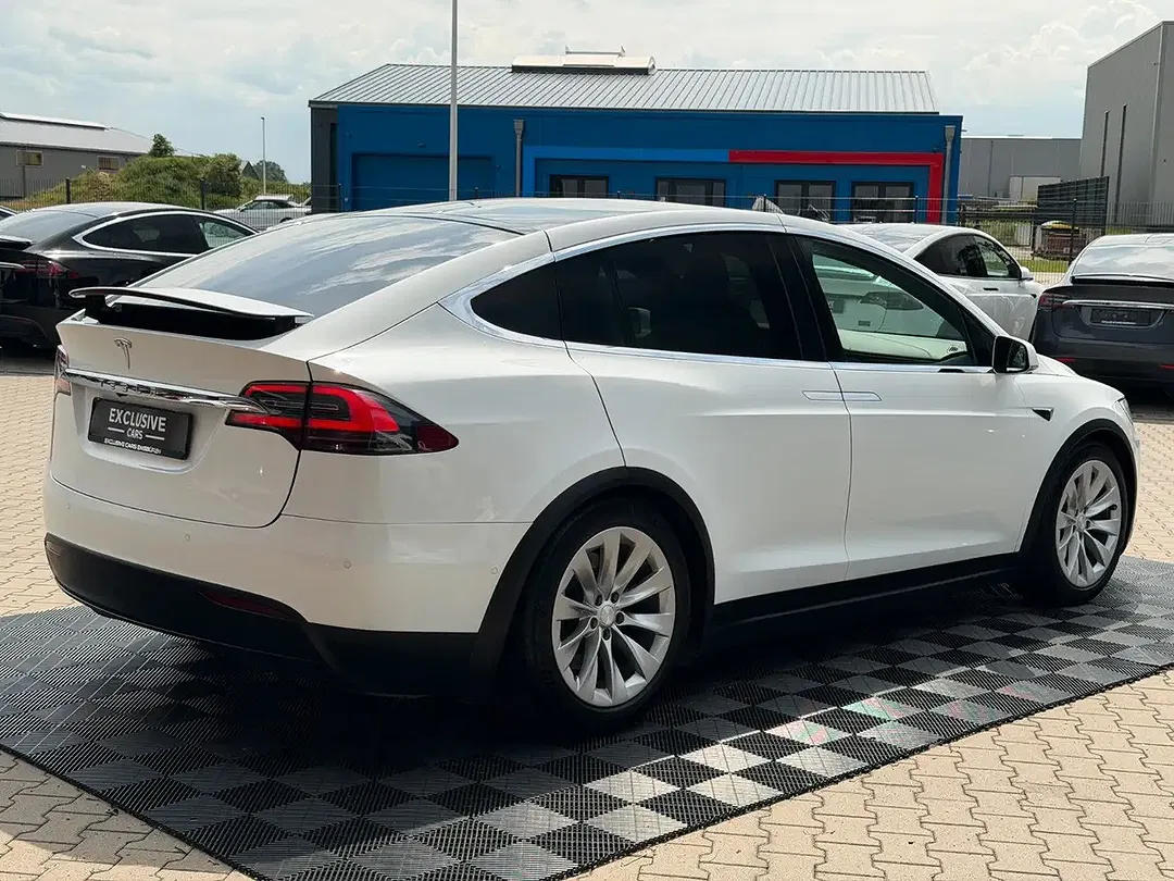 Tesla Model X - Thumbnail 11