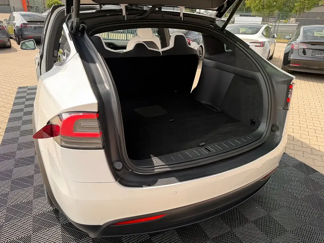 Tesla Model X - Thumbnail 12