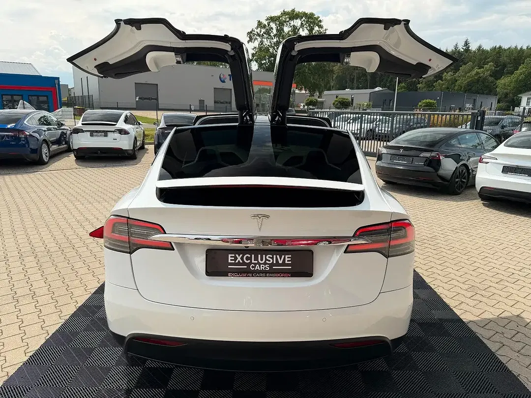Tesla Model X - Thumbnail 13