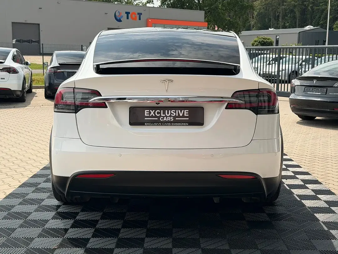Tesla Model X - Thumbnail 14