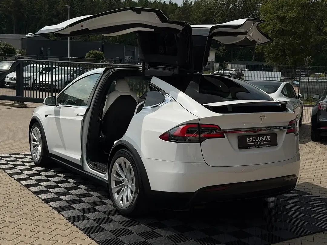 Tesla Model X - Thumbnail 15
