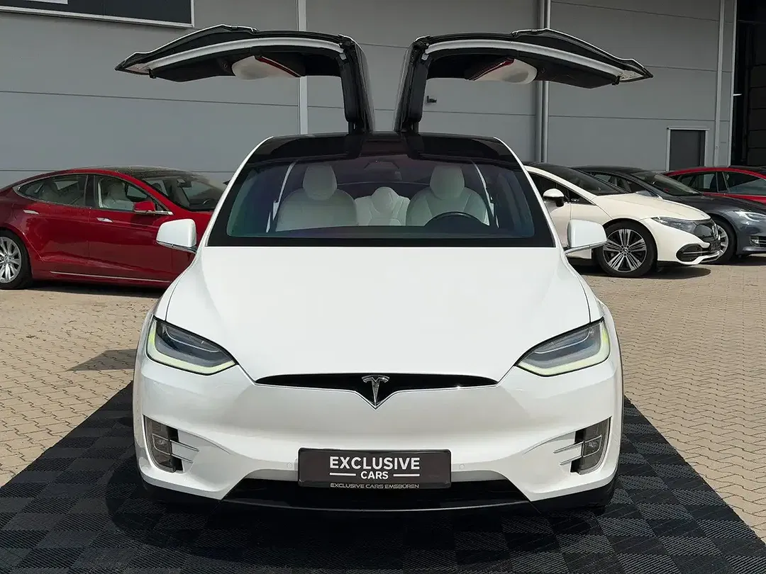 Tesla Model X - Thumbnail 3