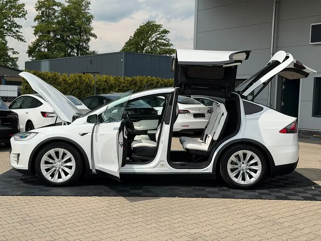Tesla Model X - Thumbnail 4
