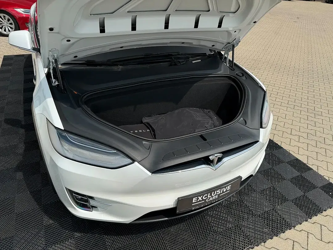 Tesla Model X - Thumbnail 5