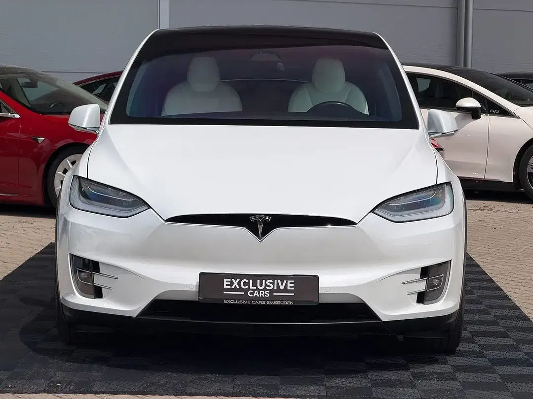 Tesla Model X - Thumbnail 6
