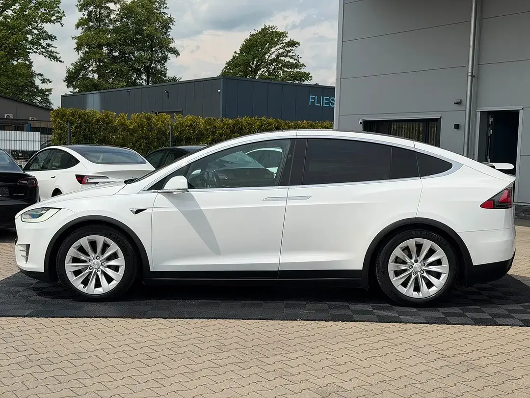 Tesla Model X - Thumbnail 7