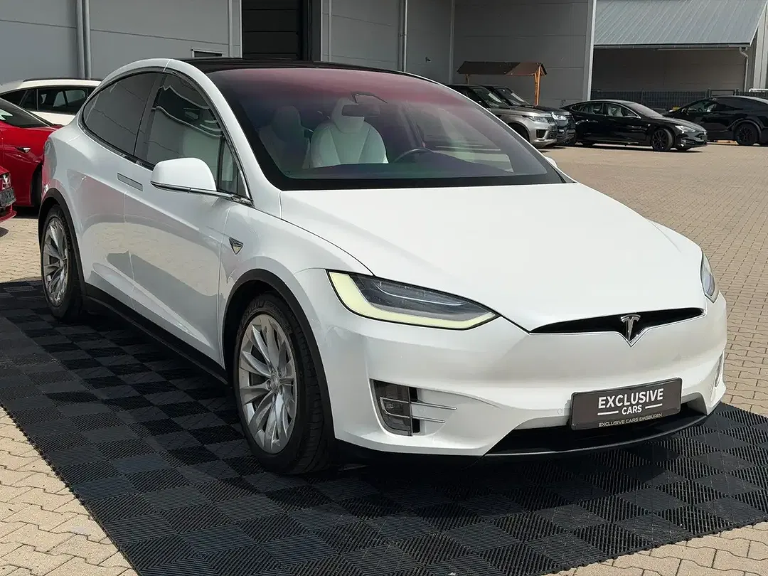 Tesla Model X - Thumbnail 9