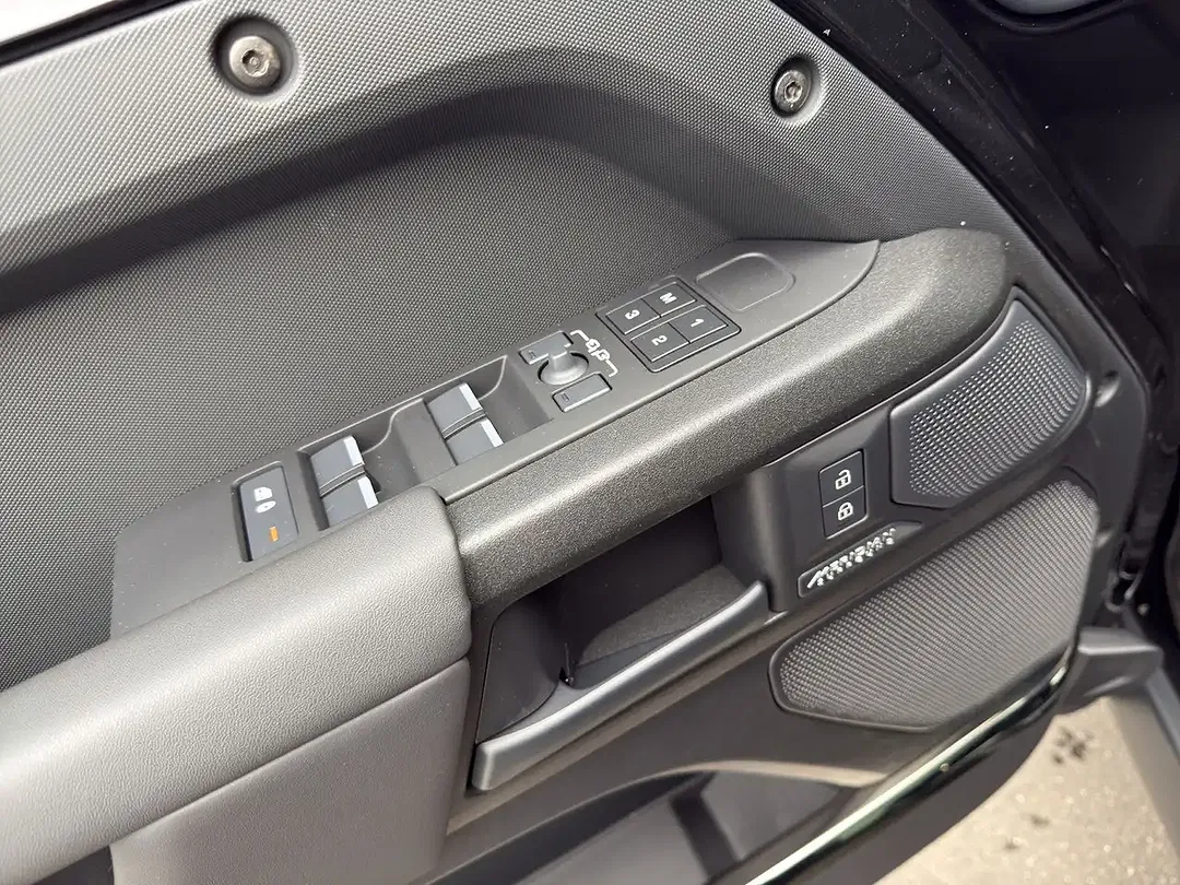 Land Rover Defender - Thumbnail 12