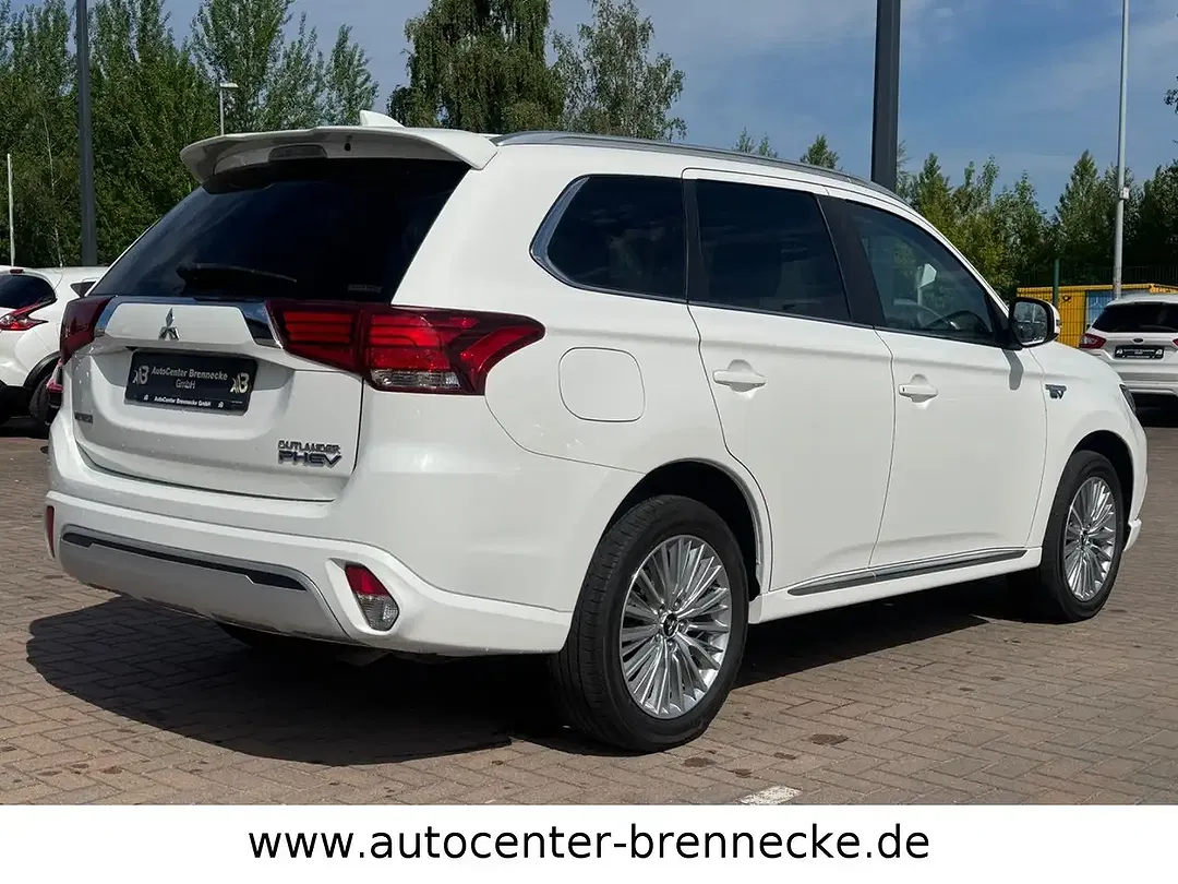 Mitsubishi Outlander - Thumbnail 4