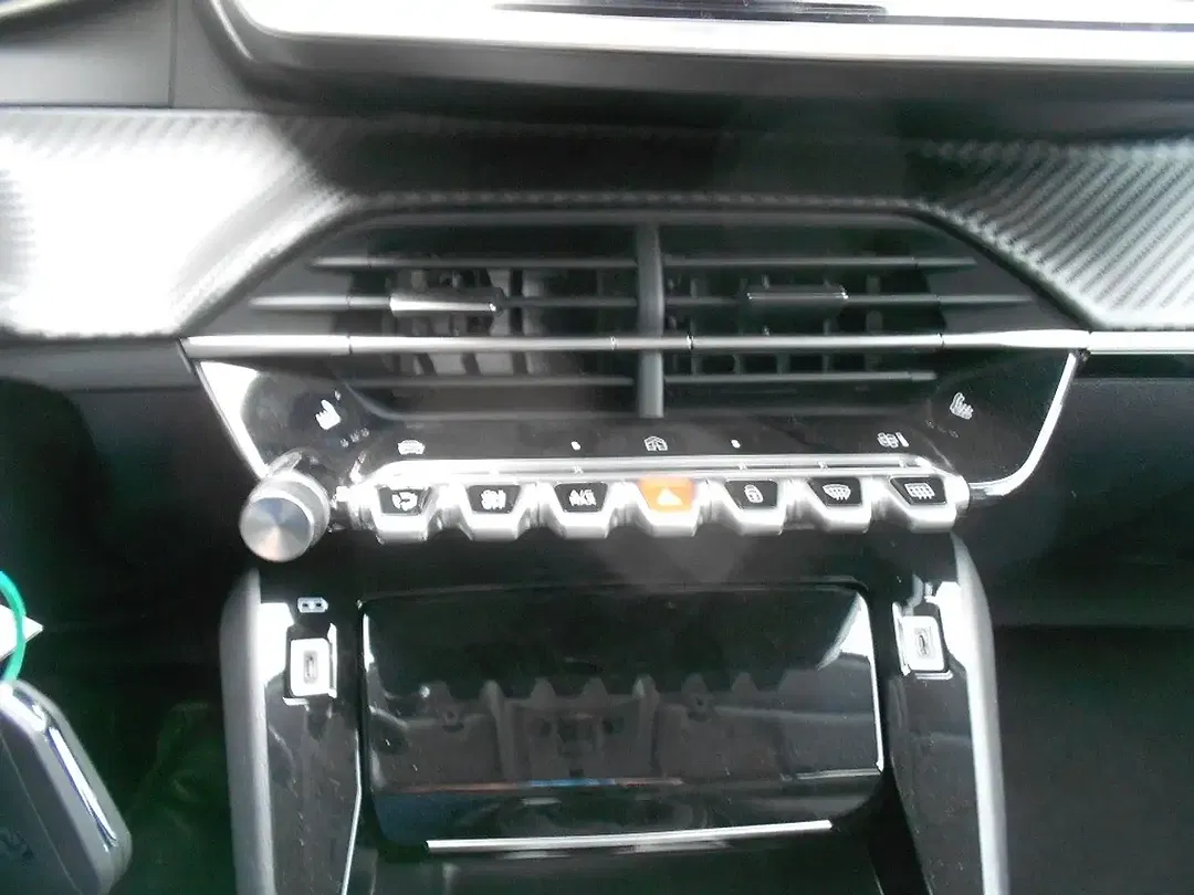 Peugeot 208 - Thumbnail 11