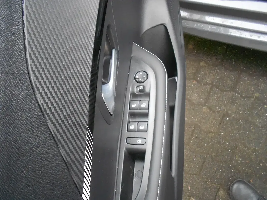 Peugeot 208 - Thumbnail 13