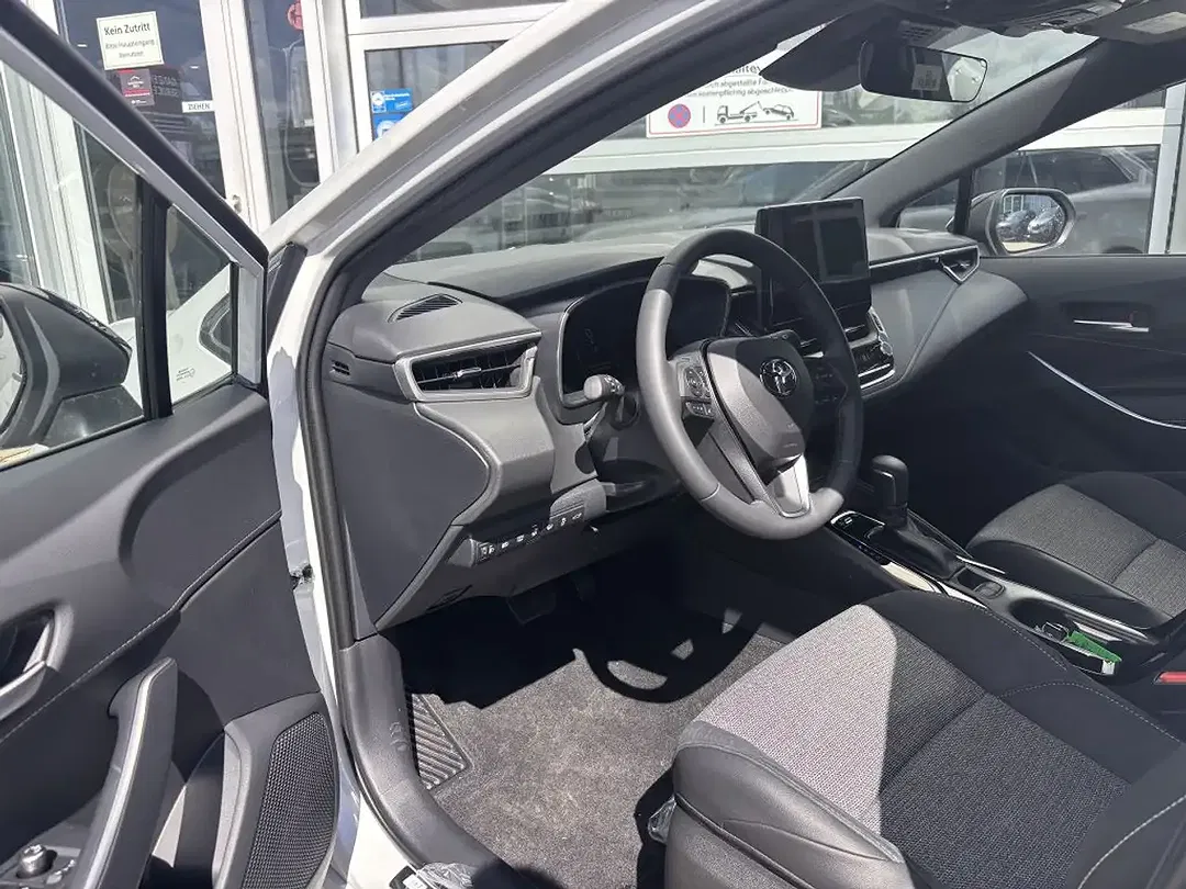 Toyota Corolla - Thumbnail 6