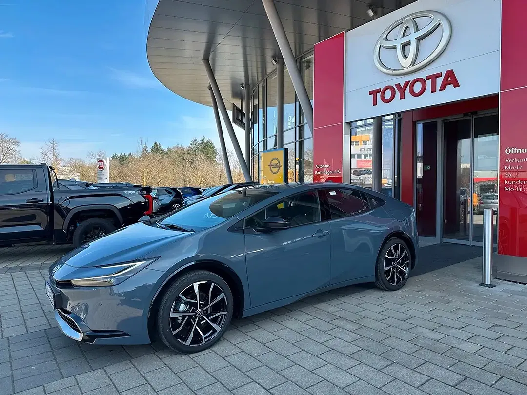 Toyota Prius - Thumbnail 2