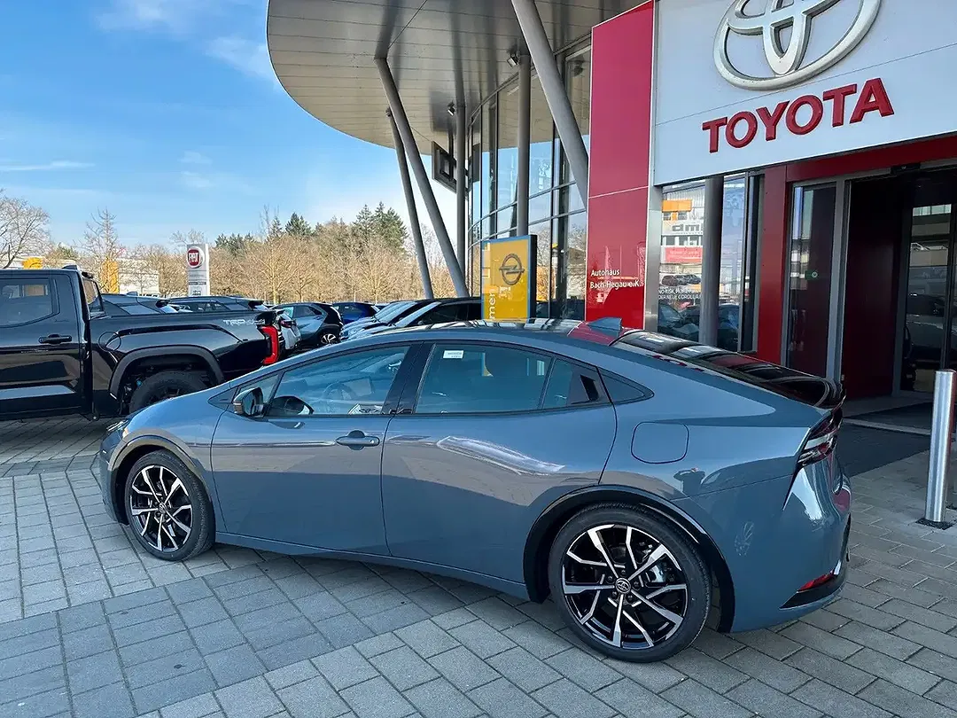Toyota Prius - Thumbnail 3