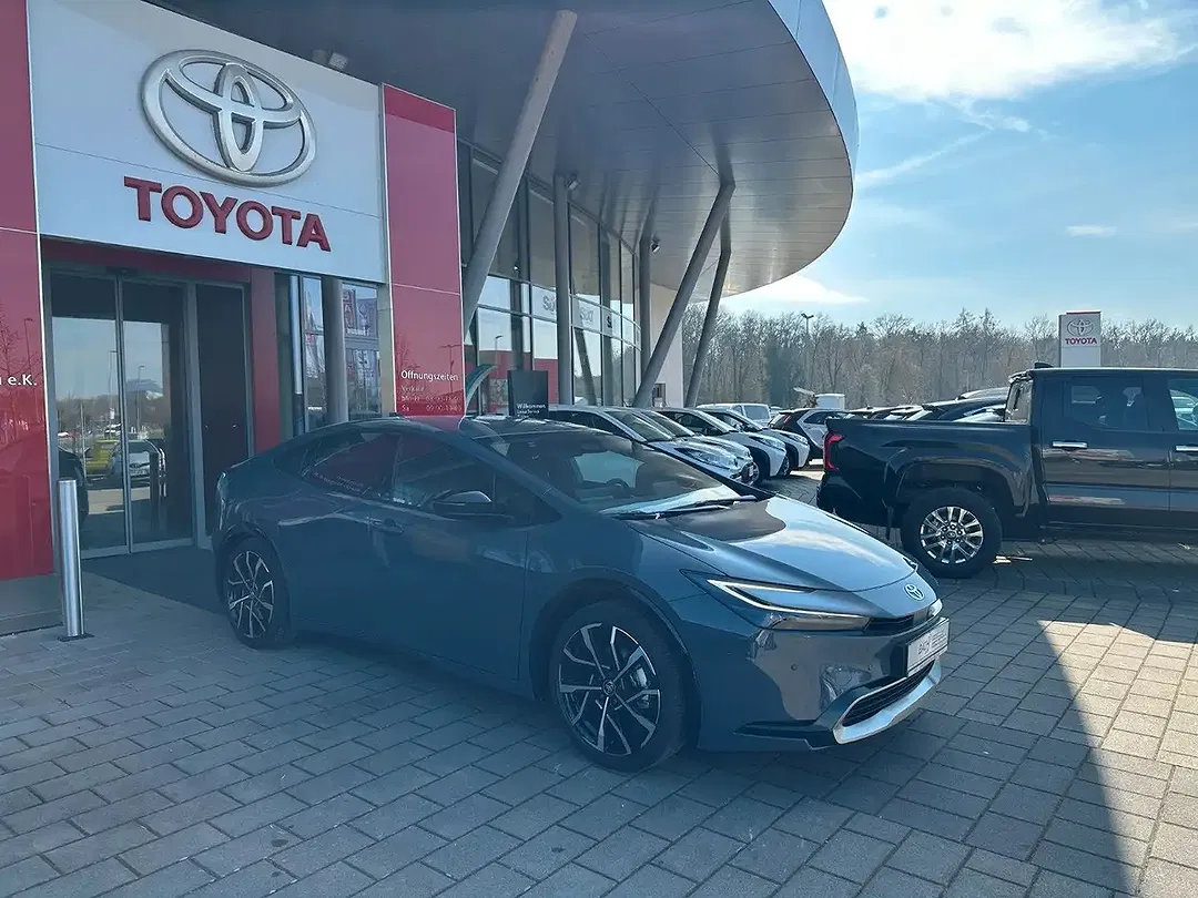Toyota Prius - Thumbnail 4