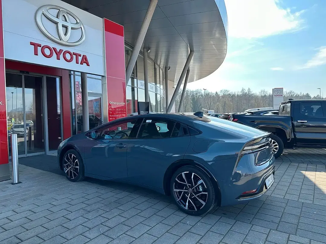 Toyota Prius - Thumbnail 8