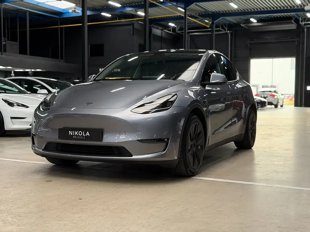 Tesla Model Y - Thumbnail 3