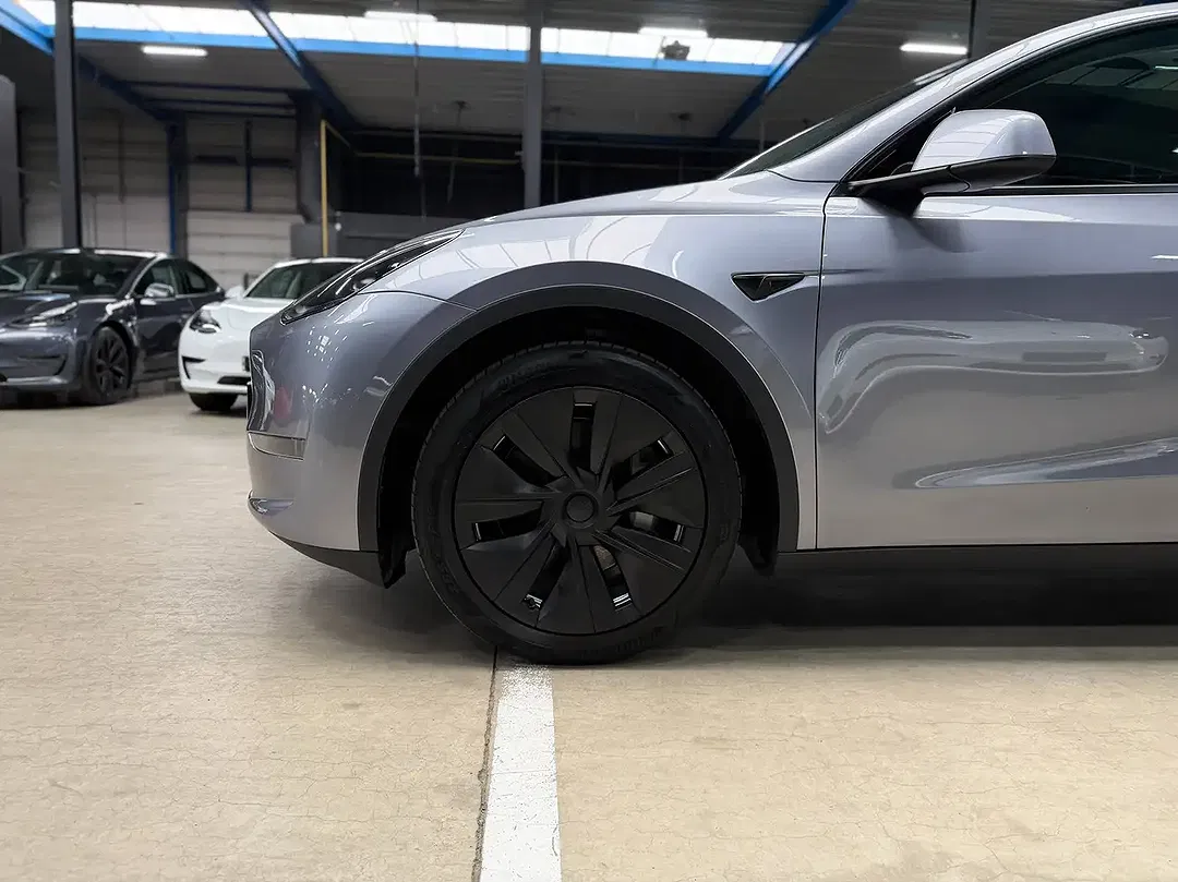 Tesla Model Y - Thumbnail 4