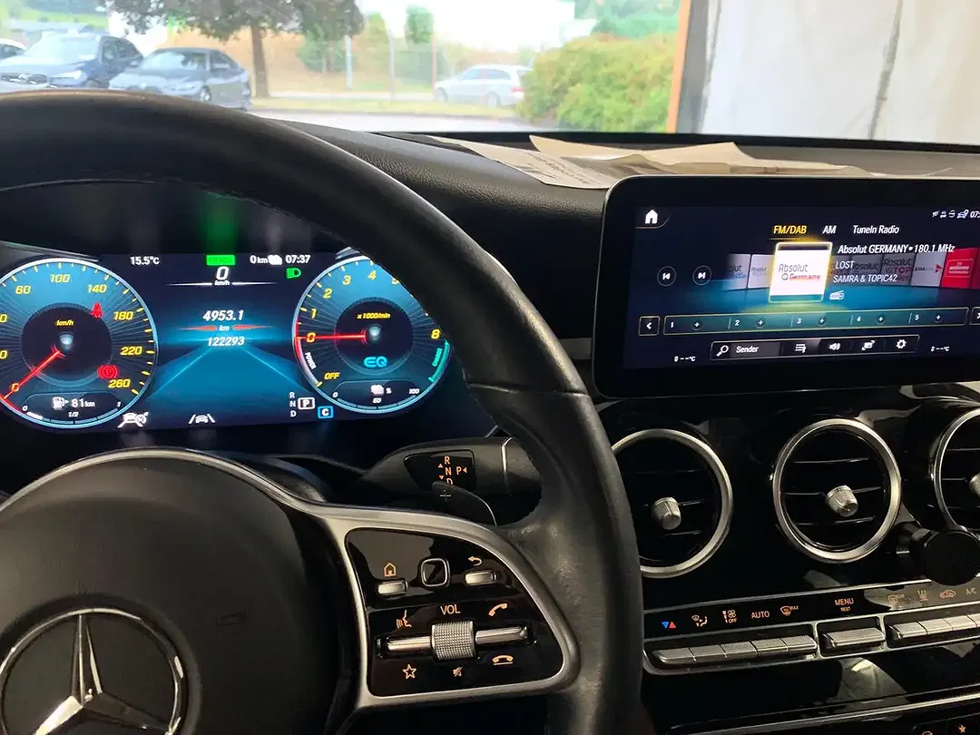 Mercedes-Benz GLC 300 - Thumbnail 13