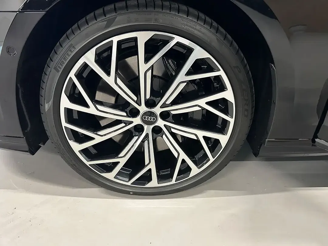 Audi A8 - Thumbnail 5