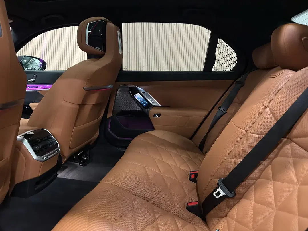 BMW i7 - Thumbnail 10