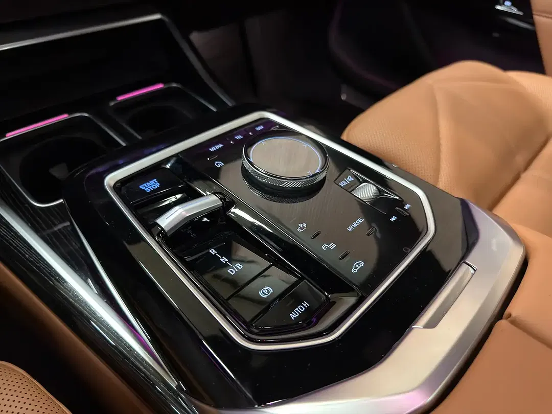 BMW i7 - Thumbnail 13
